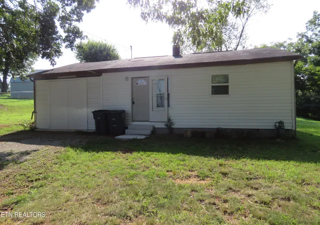 1st image of 14 Oak St, Sparta, TN 38583 | MLS# 1350947