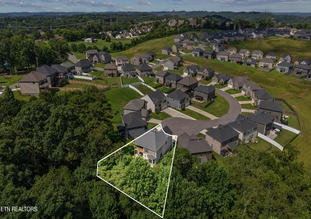 3rd image of 1653 Sugar Cane Ln, Knoxville, TN 37931 | MLS# 1351039
