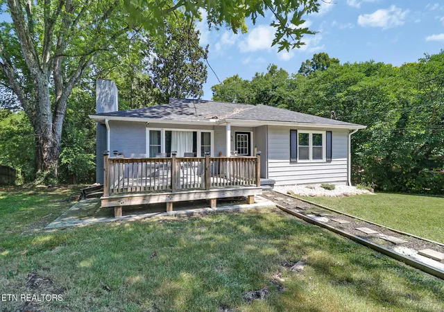 Photo 3 of Single family home for sale at 618 E Ridgecrest Dr, Kingston, TN 37763 | MLS# 1351110 | Listing updated on 2026-08-29