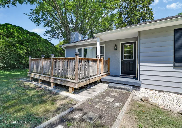 Photo 3 of Single family home for sale at 618 E Ridgecrest Dr, Kingston, TN 37763 | MLS# 1351110 | Listing updated on 2026-08-29