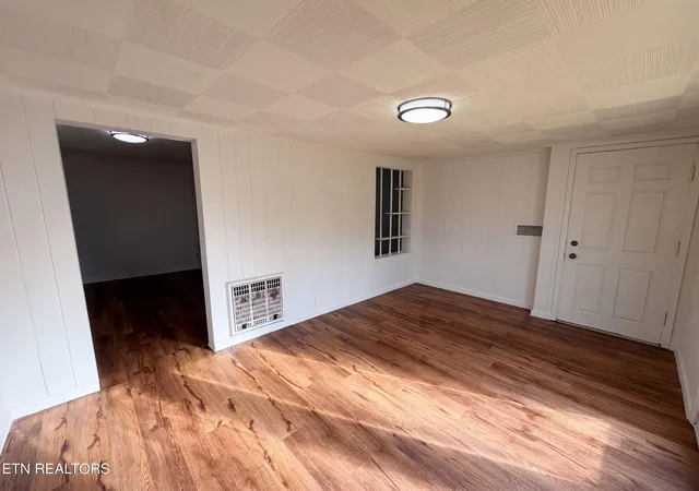 Photo 3 of Single family home for sale at 612 Victor Dr, Knoxville, TN 37912 | MLS# 1351187 | Listing updated on 2026-09-08