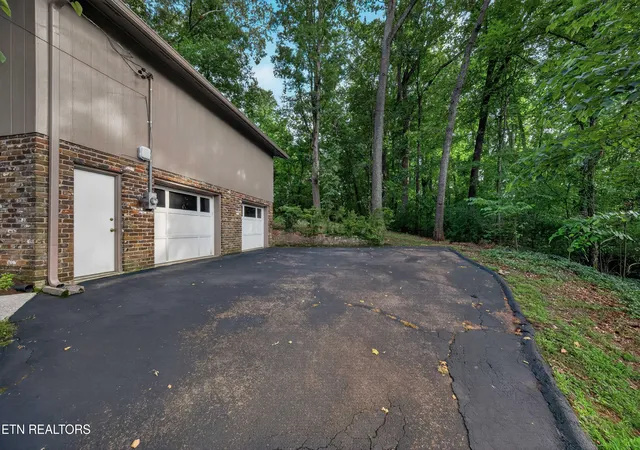 Photo 3 of Single family home for sale at 6933 Riverwood Dr, Knoxville, TN 37920 | MLS# 1351309 | Listing updated on 2026-10-08