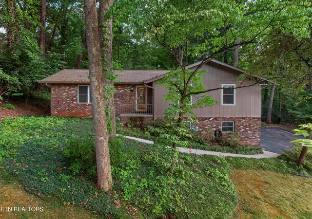 Photo 2 of Single family home for sale at 6933 Riverwood Dr, Knoxville, TN 37920 | MLS# 1351309 | Listing updated on 2026-09-11