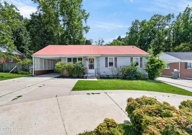 Photo 2 of Single family home for sale at 333 E 16th Street, Cookeville, TN 38501 | MLS# 1351354 | Listing updated on 2026-09-06