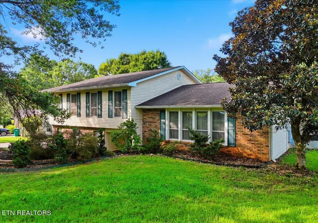 Photo 2 of Single family home for sale at 1909 Grenada Blvd, Knoxville, TN 37922 | MLS# 1351512 | Listing updated on 2026-09-14