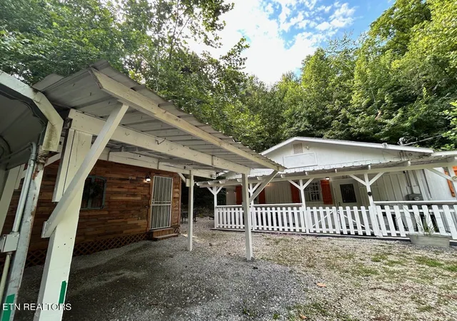 Photo 4 of Single family home for sale at 222 Stinking Crk Rd, La Follette, TN 37766 | MLS# 1351315 | Listing updated on 2026-09-04