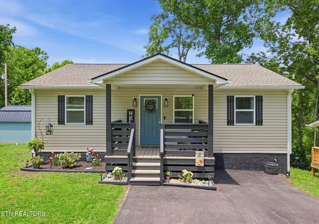 1st image of 412 W Hemlock St, La Follette, TN 37766 | MLS# 1351592