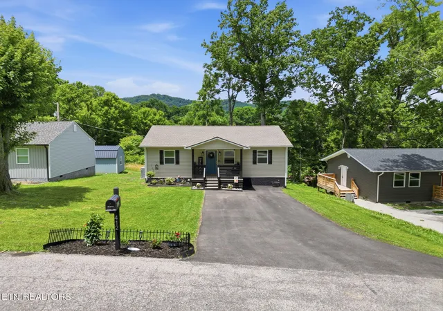 2nd image of 412 W Hemlock St, La Follette, TN 37766 | MLS# 1351592