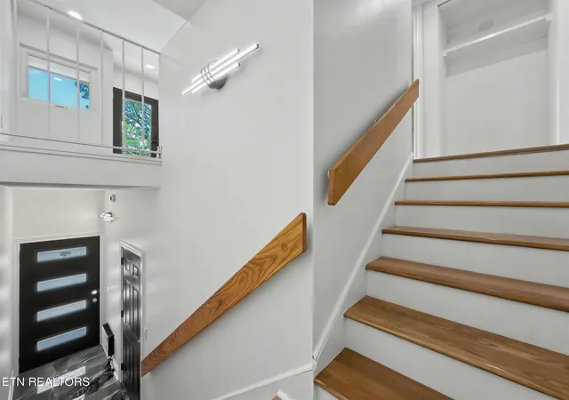 2nd image of 1946 Cherokee Bluff Dr, Knoxville, TN 37920 | MLS# 1351750