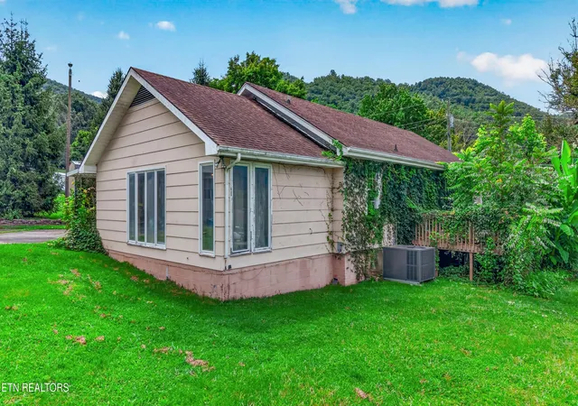 Photo 4 of Single family home for sale at 126 Jefferson St, Erwin, TN 37650 | MLS# 1351371 | Listing updated on 2026-09-30