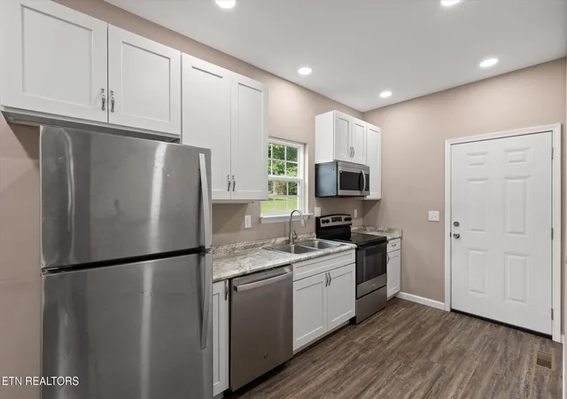 Photo 2 of Single family home for sale at 3915 Meadow Ln, Chattanooga, TN 37406 | MLS# 1351897 | Listing updated on 2026-08-14