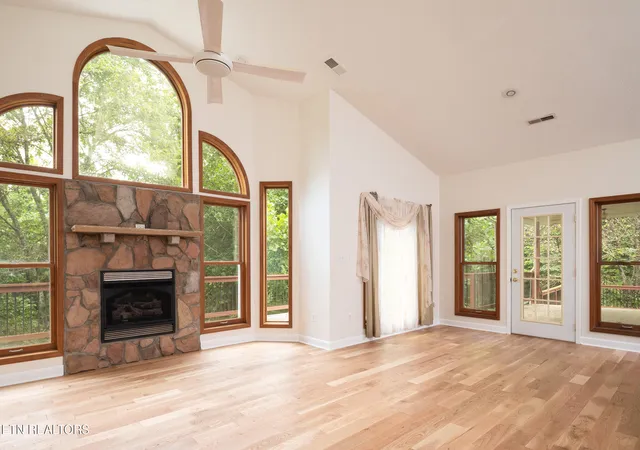 Photo 3 of Single family home for sale at 383 Maiden Ln, Speedwell, TN 37870 | MLS# 1352073 | Listing updated on 2026-08-21