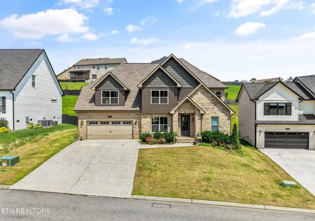 Photo 2 of Single family home for sale at 2214 Hickory Crst Ln, Knoxville, TN 37932 | MLS# 1351600 | Listing updated on 2026-09-06