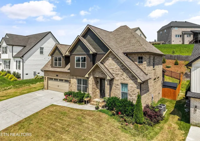 Photo 3 of Single family home for sale at 2214 Hickory Crst Ln, Knoxville, TN 37932 | MLS# 1351600 | Listing updated on 2026-09-06