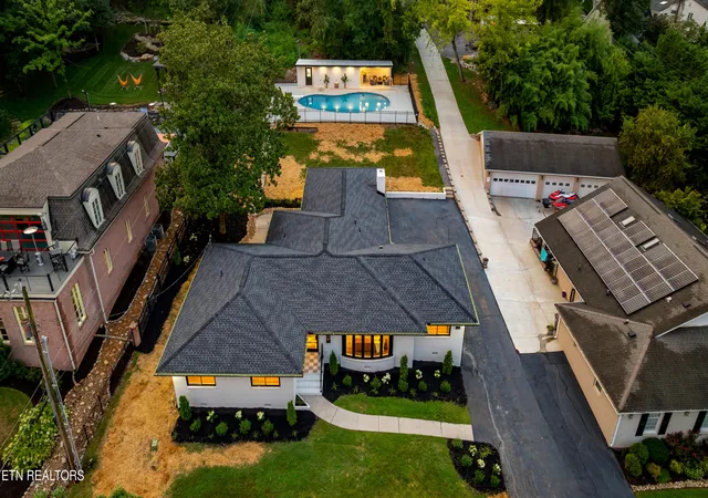 Photo 1 of Single family home for sale at 1233 Cherokee Blvd, Knoxville, TN 37919 | MLS# 1351464 | Listing updated on 2026-09-10