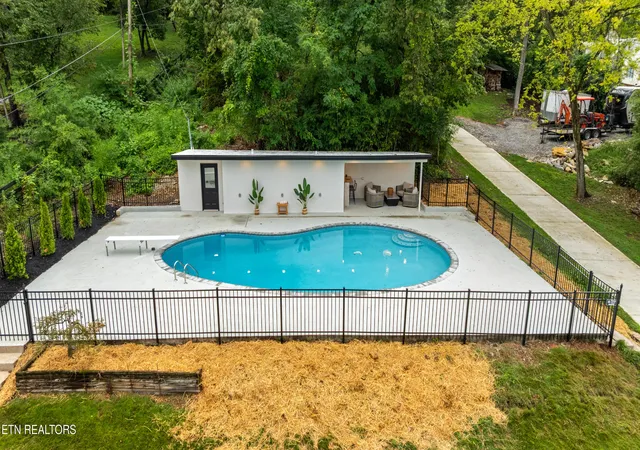 Photo 3 of Single family home for sale at 1233 Cherokee Blvd, Knoxville, TN 37919 | MLS# 1351464 | Listing updated on 2026-09-10