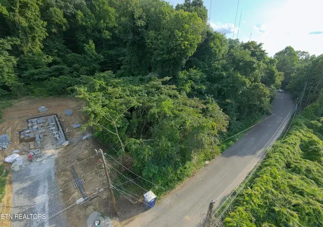 Photo 3 of Sale Pending at 218 Shipman Dr, Knoxville, TN 37918 | MLS# 1351526 | Listing updated on 2026-08-14