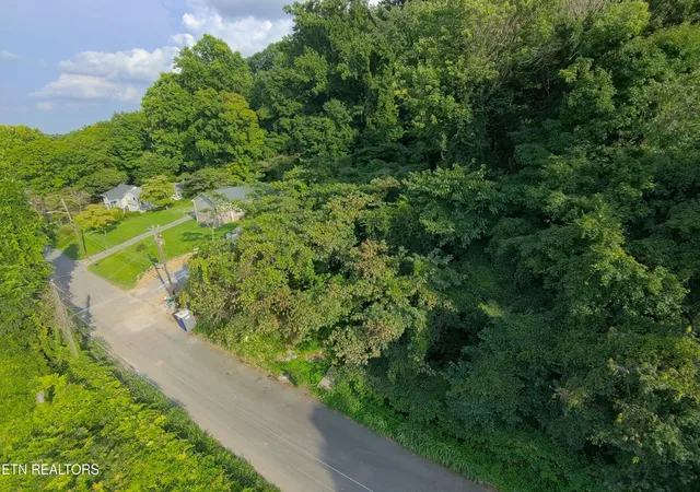 Photo 3 of Sale Pending at 218 Shipman Dr, Knoxville, TN 37918 | MLS# 1351526 | Listing updated on 2026-08-14