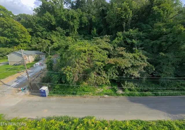 Photo 4 of Sale Pending at 218 Shipman Dr, Knoxville, TN 37918 | MLS# 1351526 | Listing updated on 2026-08-14