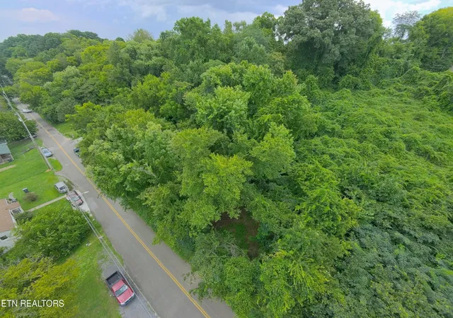 Photo 3 of Sale Pending at 4020 Lilac Ave, Knoxville, TN 37914 | MLS# 1351528 | Listing updated on 2026-08-14