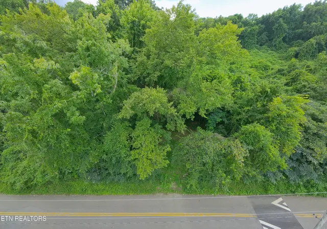 Photo 3 of Sale Pending at 4020 Lilac Ave, Knoxville, TN 37914 | MLS# 1351528 | Listing updated on 2026-08-14