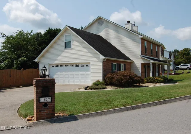 Photo 2 of Sale Pending at 1327 Chatam Ridge Ln, Knoxville, TN 37932 | MLS# 1351589 | Listing updated on 2026-09-01