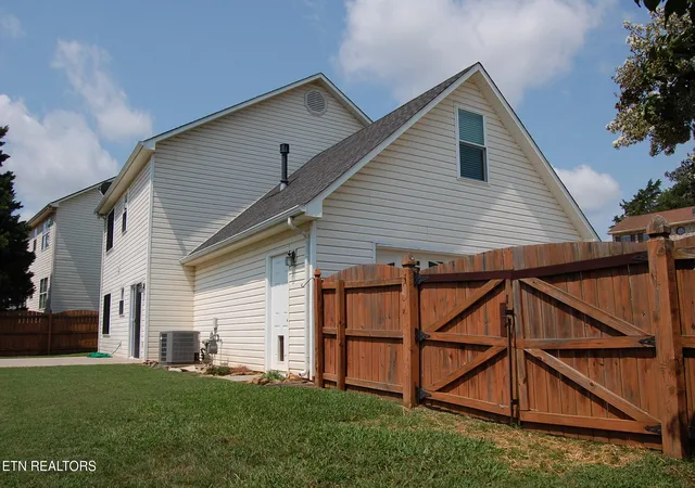 Photo 3 of Sale Pending at 1327 Chatam Ridge Ln, Knoxville, TN 37932 | MLS# 1351589 | Listing updated on 2026-09-01