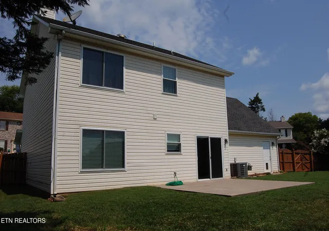 Photo 4 of Sale Pending at 1327 Chatam Ridge Ln, Knoxville, TN 37932 | MLS# 1351589 | Listing updated on 2026-09-01
