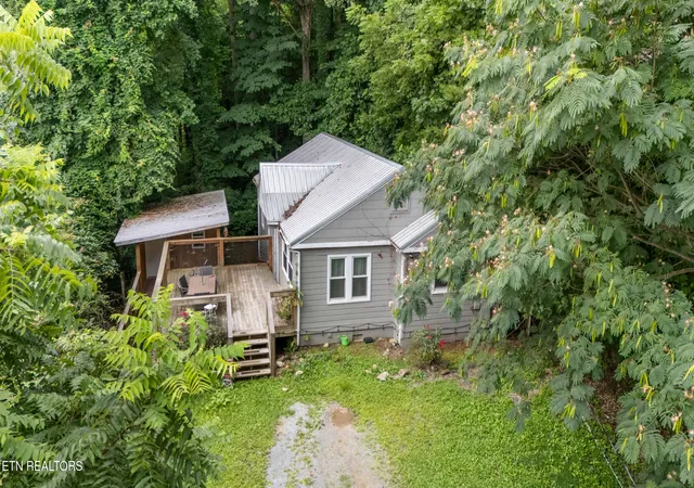 Photo 3 of Single family home for sale at 325 Elbow Ln, Gatlinburg, TN 37738 | MLS# 1351518 | Listing updated on 2026-09-01