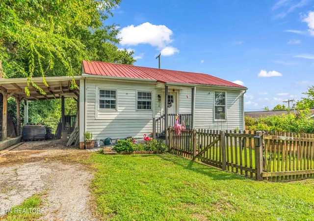 Photo 3 of Single family home for sale at 118 Cedar Ave, Knoxville, TN 37917 | MLS# 1351802 | Listing updated on 2026-09-18