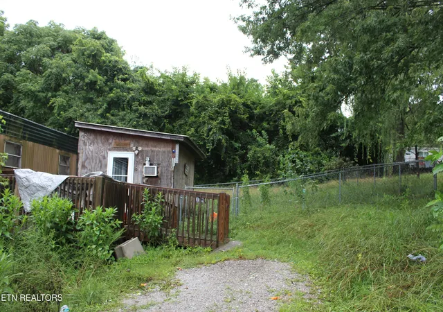 2nd image of 710 W Hemlock St, La Follette, TN 37766 | MLS# 1351595