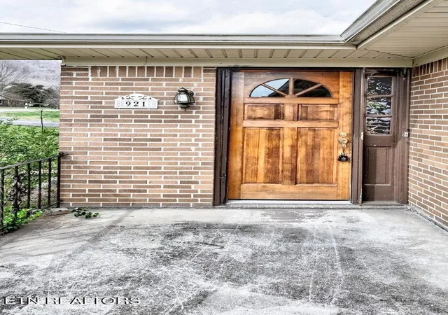 2nd image of 921 Hilltop Dr, Jacksboro, TN 37757 | MLS# 1351552