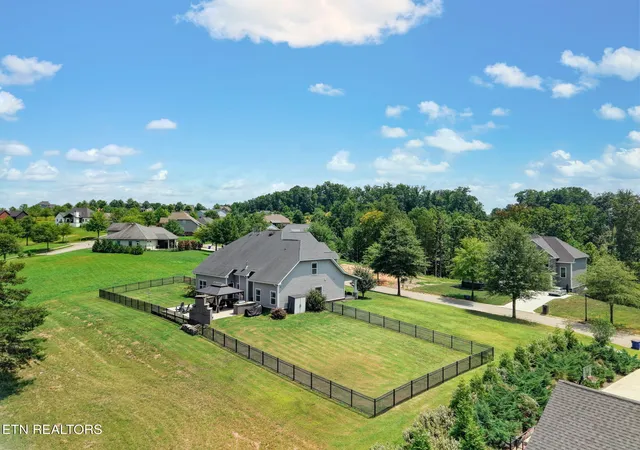 Photo 3 of Sale Pending at 102 Pineberry W Rd, Oak Ridge, TN 37830 | MLS# 1351782 | Listing updated on 2026-09-10