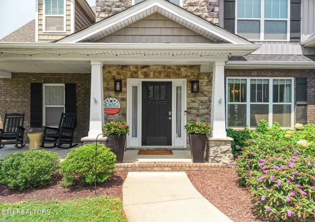 Photo 3 of Sale Pending at 102 Pineberry W Rd, Oak Ridge, TN 37830 | MLS# 1351782 | Listing updated on 2026-09-10