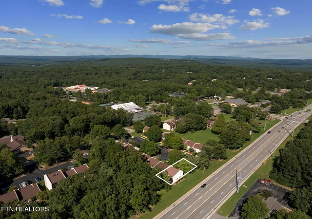 2nd image of 37 Wilshire Hts Dr, Crossville, TN 38558