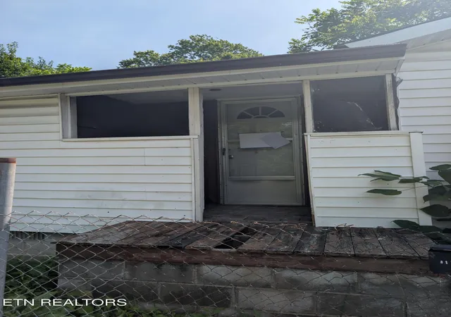 3rd image of 110 Danbury Ave, Middlesboro, KY 40965 | MLS# 1352038