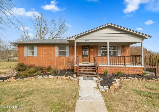 Photo 2 of Sale Pending at 6917 Heatherbrook Dr, Knoxville, TN 37931 | MLS# 1352189 | Listing updated on 2026-08-23