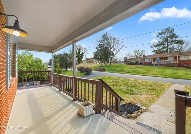 Photo 3 of Sale Pending at 6917 Heatherbrook Dr, Knoxville, TN 37931 | MLS# 1352189 | Listing updated on 2026-08-23