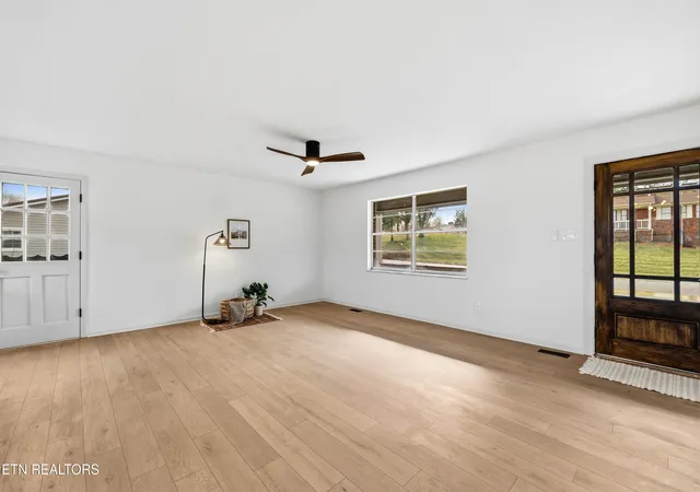 Photo 4 of Sale Pending at 6917 Heatherbrook Dr, Knoxville, TN 37931 | MLS# 1352189 | Listing updated on 2026-08-23