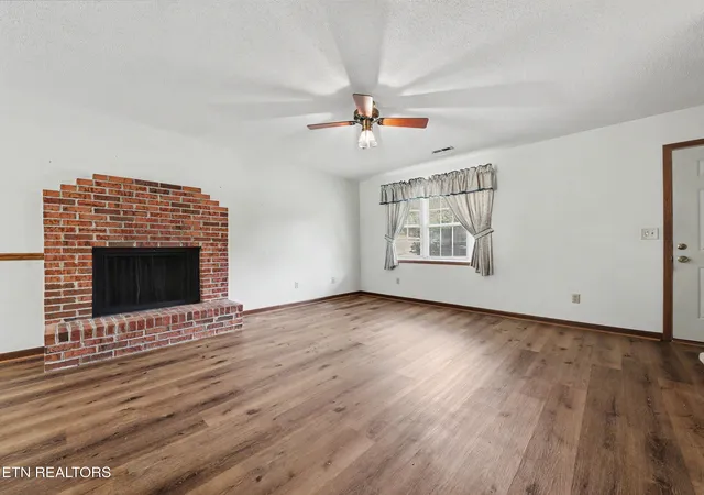 Listing Photo 5 - Condo for sale in building located at 4 Eleven Estates Dr, Lenoir City, TN 37772