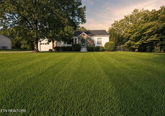 Photo 3 of Sale Pending at 4926 Beverly Rd, Knoxville, TN 37918 | MLS# 1352166 | Listing updated on 2026-08-31
