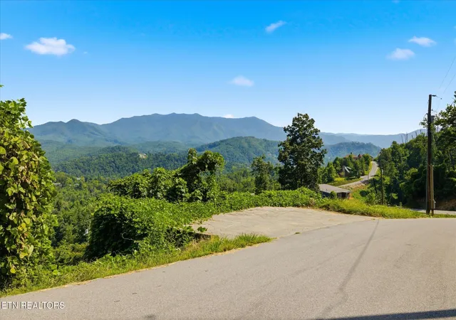 2nd image of 812 Beanstalk Ct, Gatlinburg, TN 37738 | MLS# 1352510