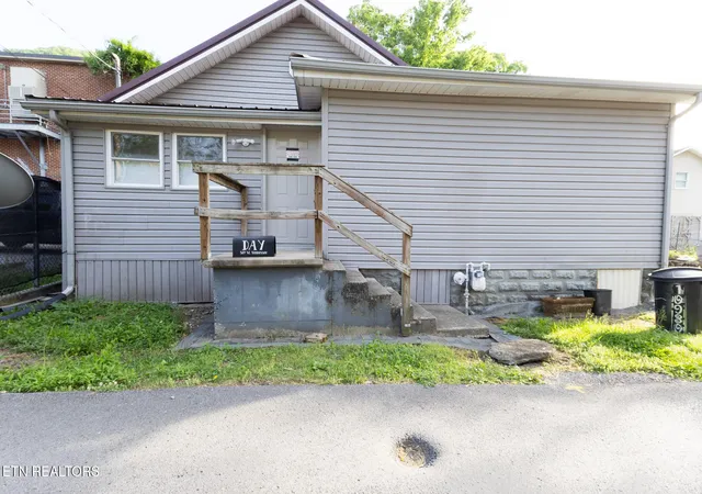 Photo 3 of Sale Pending at 509 W Tennessee Ave, Pineville, KY 40977 | MLS# 1352226 | Listing updated on 2026-10-01