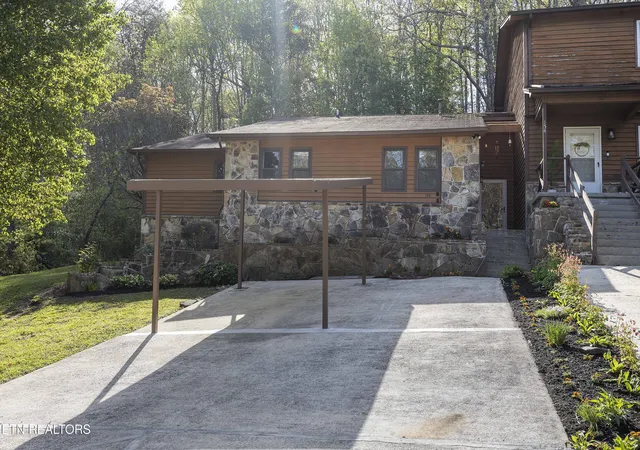 2nd image of 156 Hendrix Dr, Oak Ridge, TN 37830 | MLS# 1352342