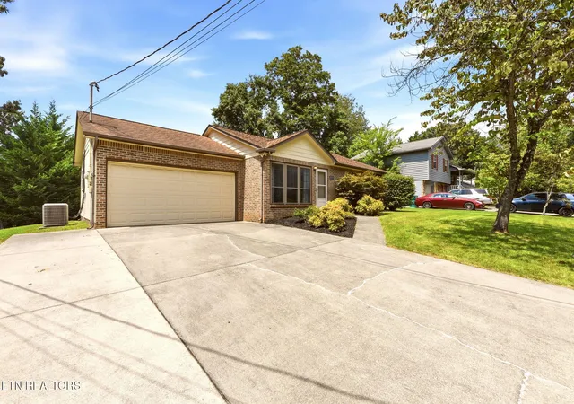 Photo 2 of Sale Pending at 1409 Waynesboro Ln, Knoxville, TN 37923 | MLS# 1352337 | Listing updated on 2026-09-02