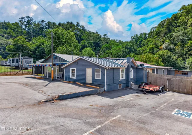Photo 3 of Single family home for sale at 1514 Upper Middle Crk Rd, Sevierville, TN 37876 | MLS# 1352393 | Listing updated on 2026-10-09
