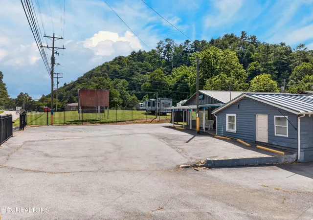 Photo 4 of Single family home for sale at 1514 Upper Middle Crk Rd, Sevierville, TN 37876 | MLS# 1352393 | Listing updated on 2026-10-09