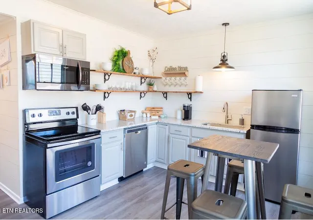 Listing Photo 4 - Condo for sale in building located at 109/115 E Glenwood Ave, Knoxville, TN 37917