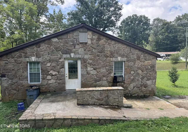 3rd image of 557 Half Moon Rd, Oliver Springs, TN 37840 | MLS# 1352566
