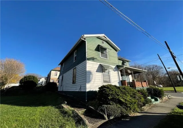 Photo 3 of Sale Pending at 211 S Walnut St, New Castle, PA 16101 | MLS# 1720216 | Listing updated on 2026-08-25